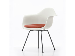 Eames Plastic Armchair DAX