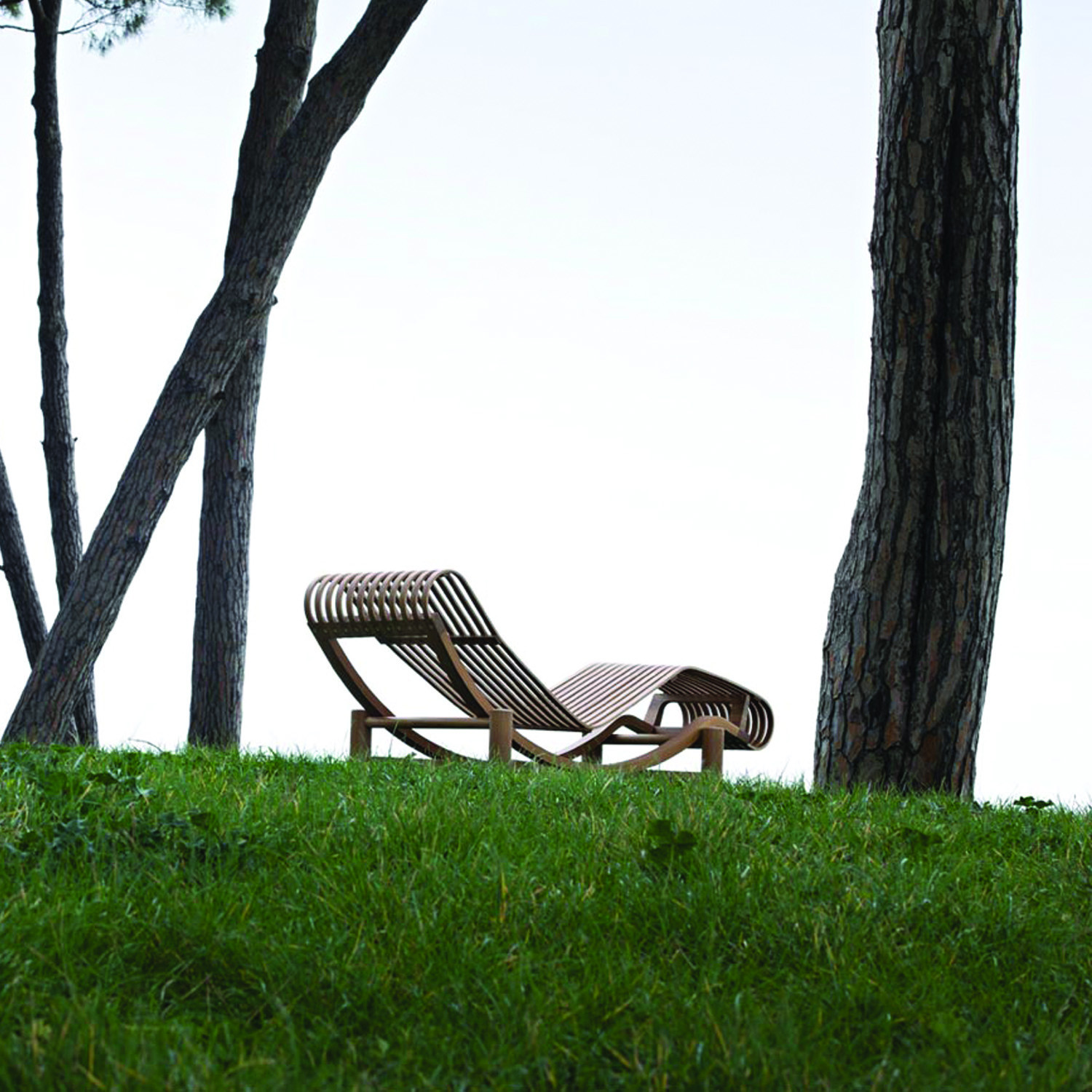 522 Tokyo Chaise Longue Outside Behind
