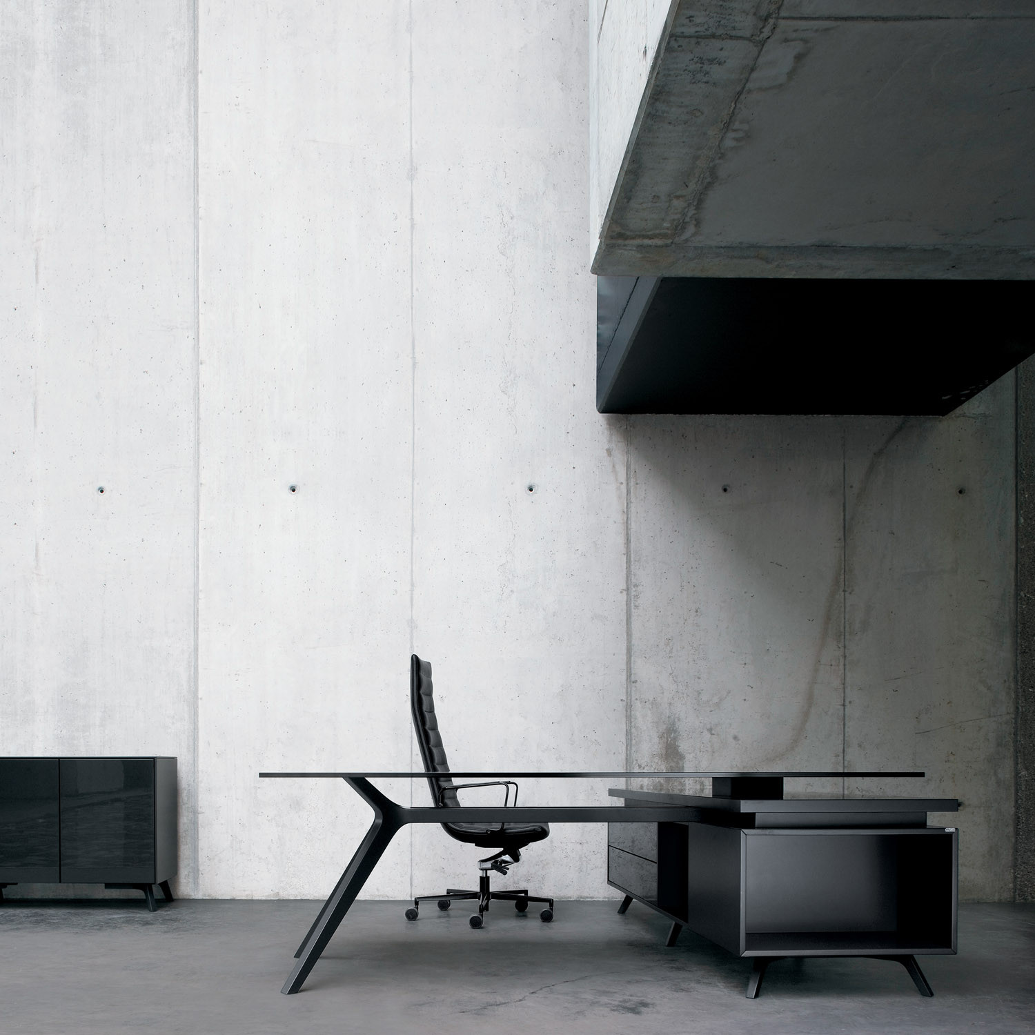 DR Executive Desk designed by Claudio Bellini