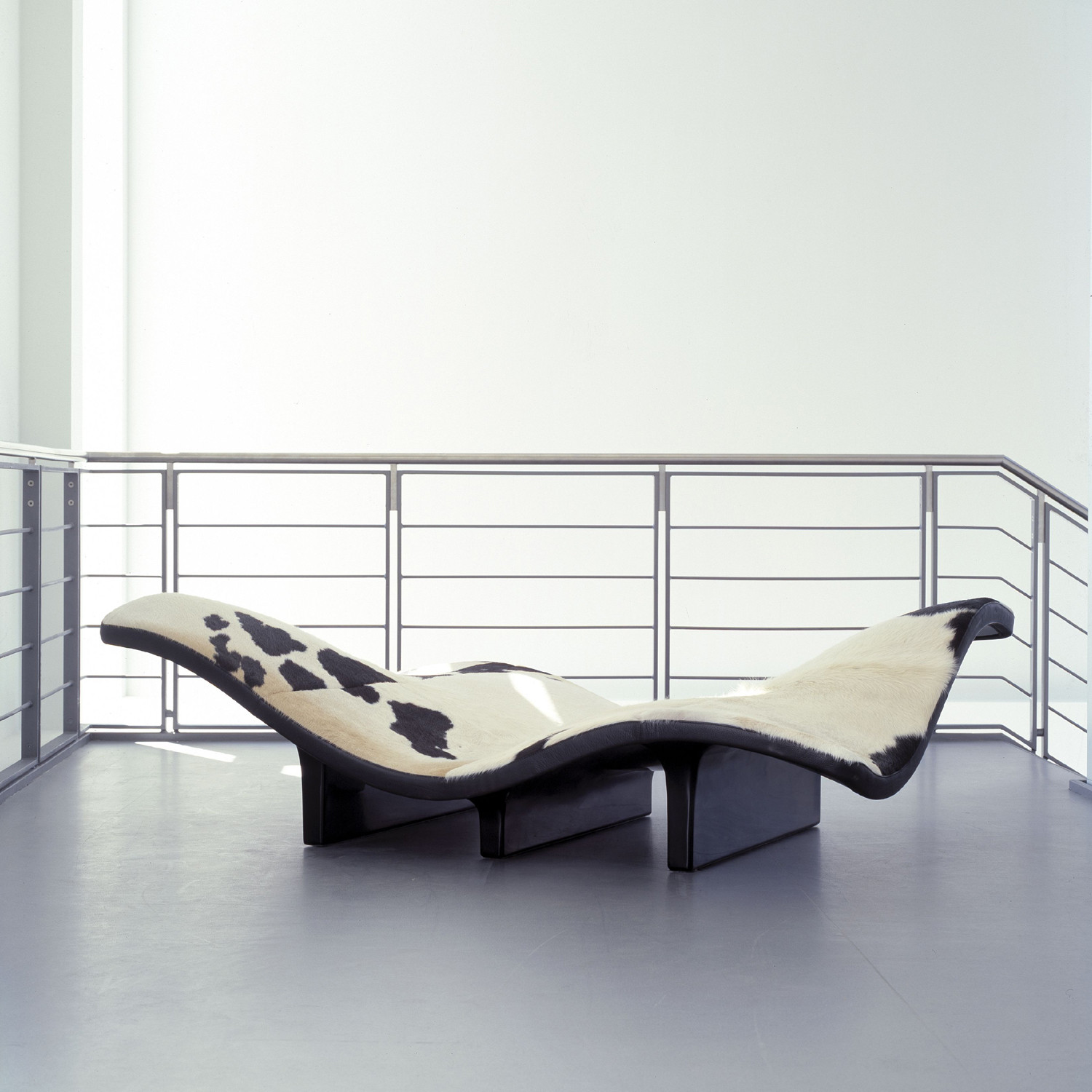 EJ 142 Waves Bench