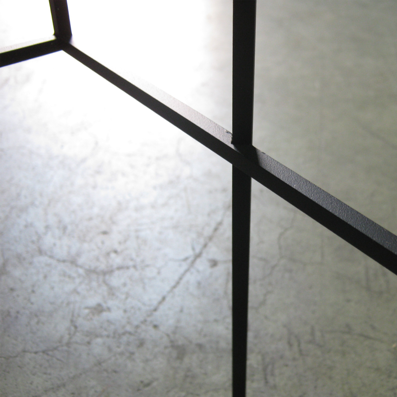 Thin Black Low Table Detailled