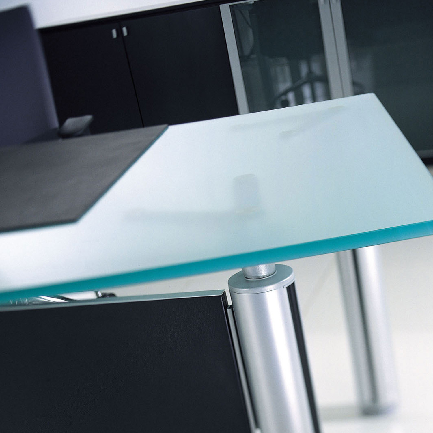 Forma Kristall Executive glass desktop detail
