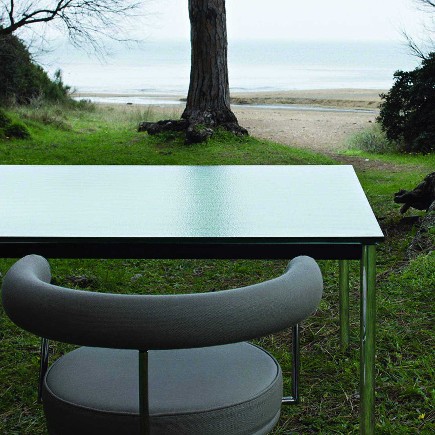 LC10 - P Outdoor Table outside