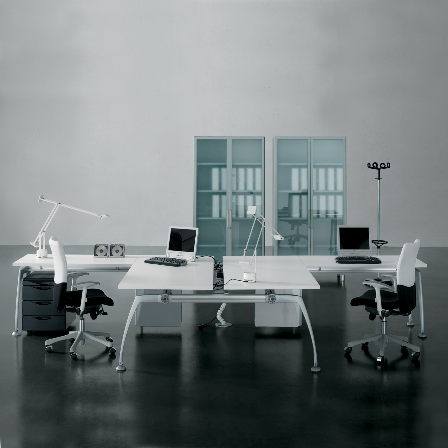 Tiper Modular Desking System with additional working space area