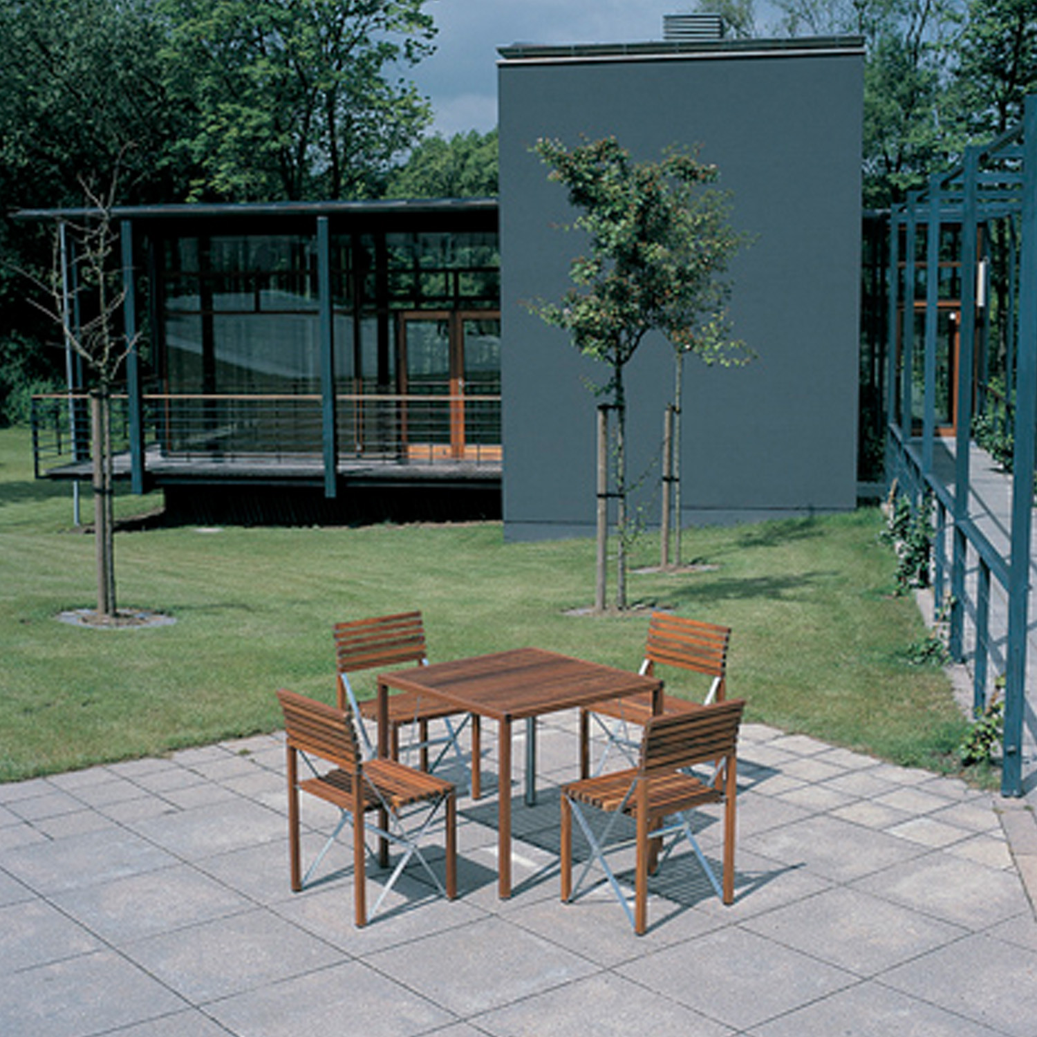 Xylofon Table and Chairs